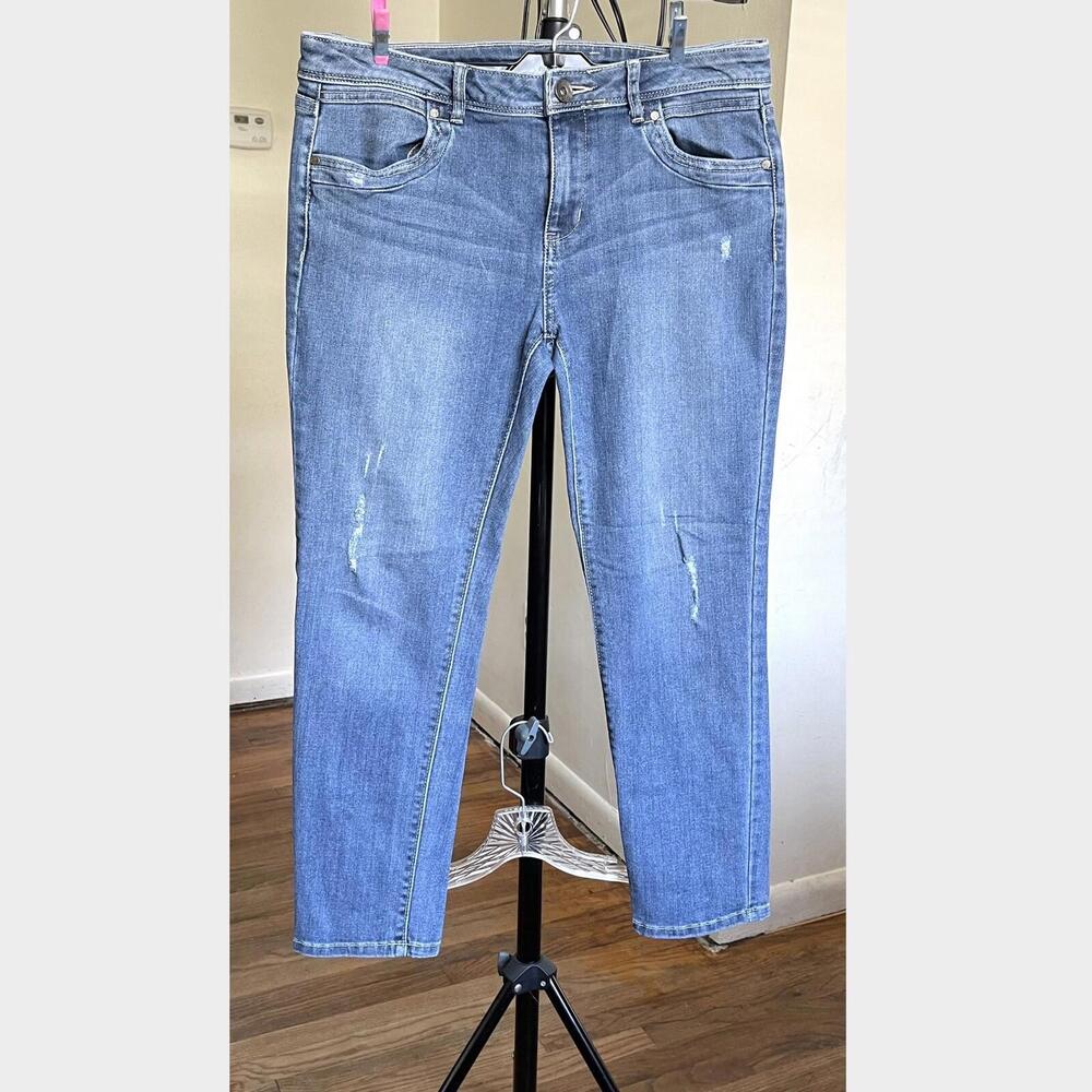 Simply Vera Vera Wang Distressed Cropped Jeans size 6 Excellent Condition